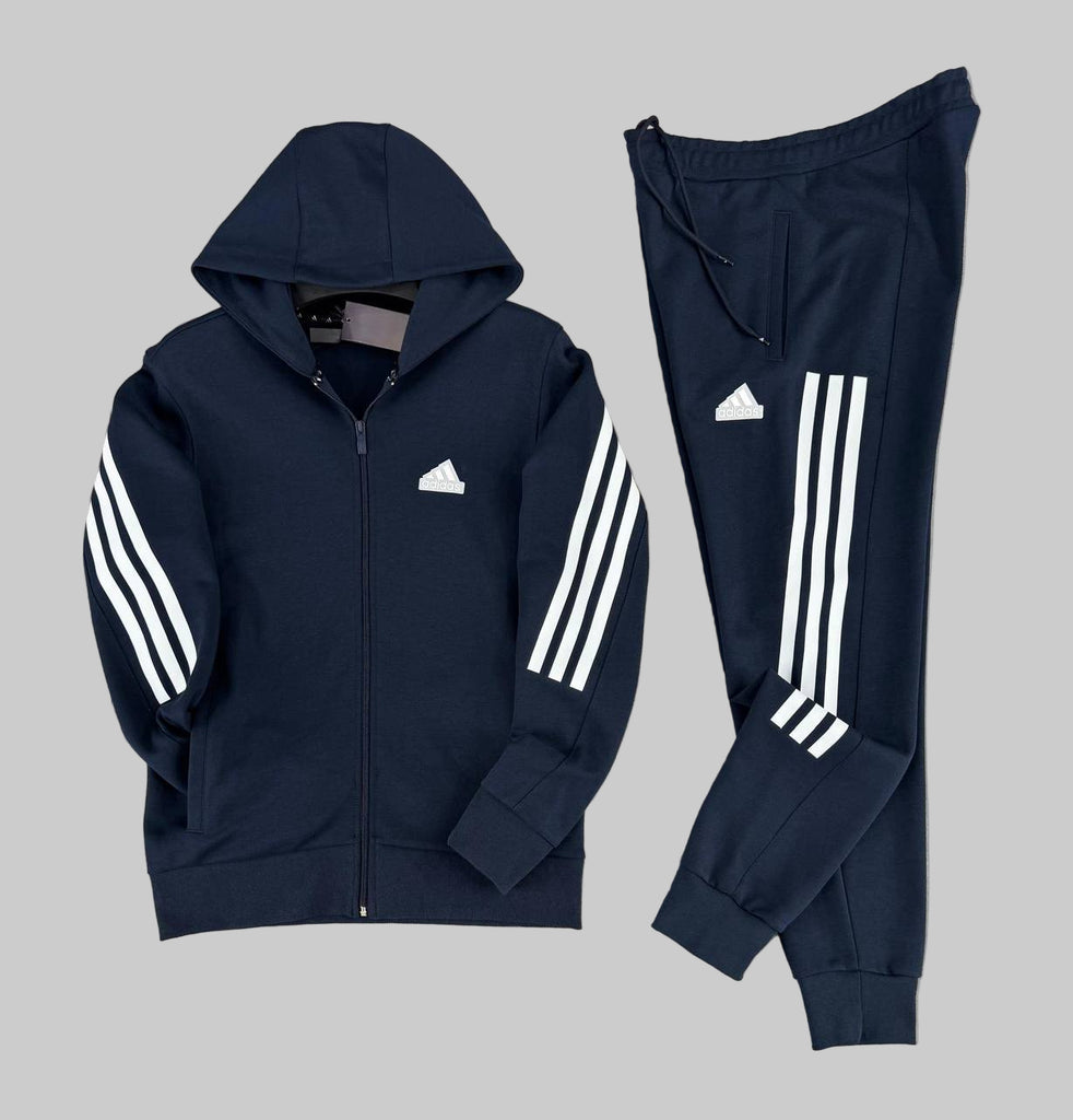 Férfi Adidas melegítő, sötétkék függőleges fehér csíkokkal