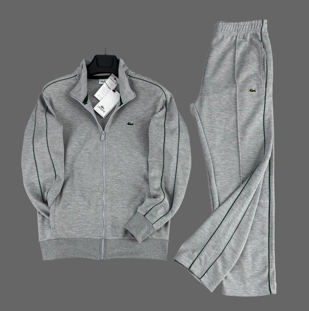 Lacoste férfi melegítőruha, klasszikus szürke színben, zöld csíkokkal és egyenes szárú alsóval