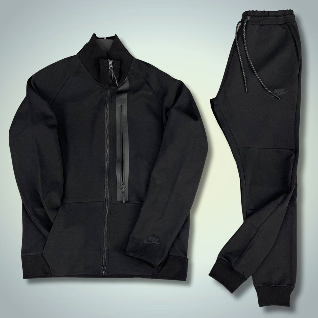 Nike Tech Fleece férfi tréningruha, nagy elülső zsebbel, fekete. 2023-as modell. Prémium minőség