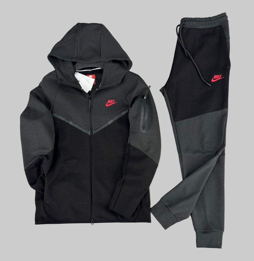 Férfi Nike Tech Fleece melegítő, fekete és grafit színben, fekete csíkokkal, ujjzsebbel és piros emblémával