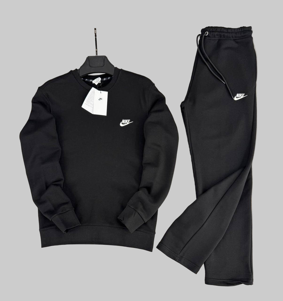 Férfi Nike melegítő, fekete, fehér emblémával – felső és egyenes szárú nadrág