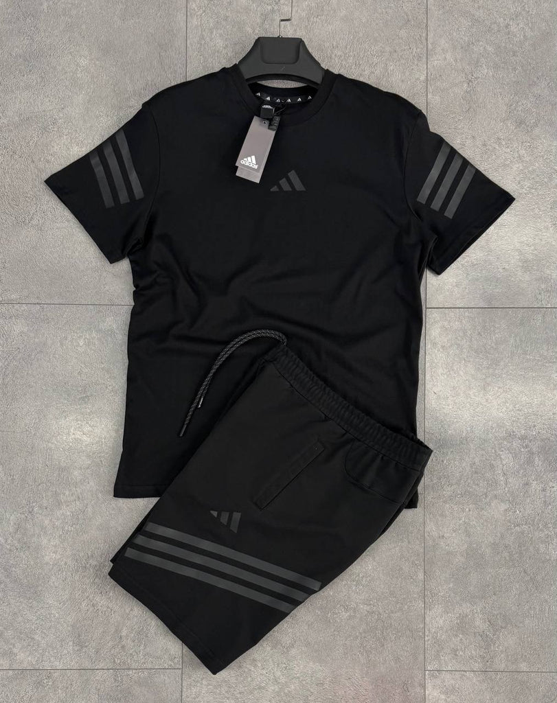 Prémium minőségű Adidas férfi szett, amely rövidnadrágból és egy szürke csíkos fekete pólóból áll.