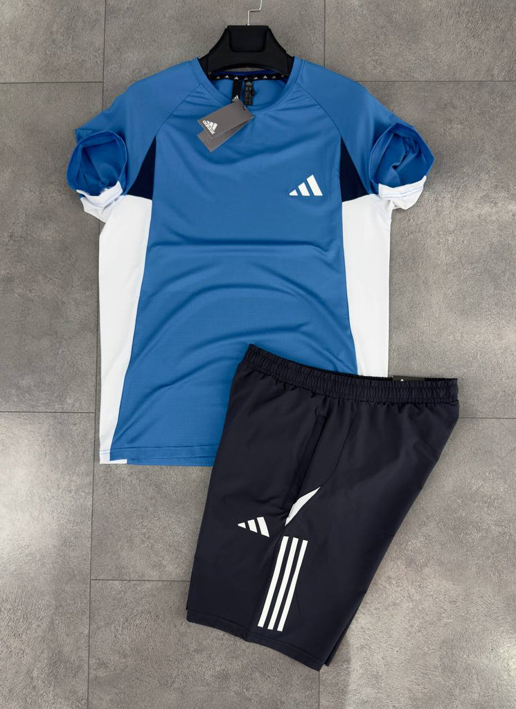 Prémium minőségű Adidas férfi szett, amely fekete rövidnadrágból és kék pólóból áll.