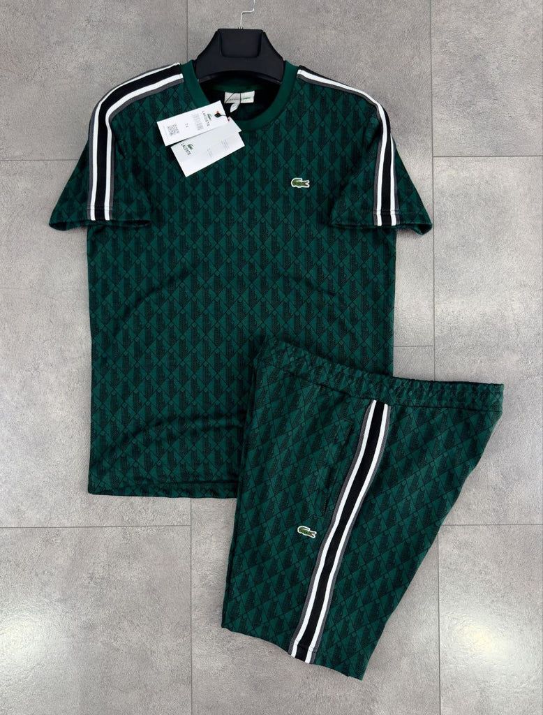 Férfi Lacoste szett, pólóval és rövidnadrággal, sötétzöld jacquard monogrammal.