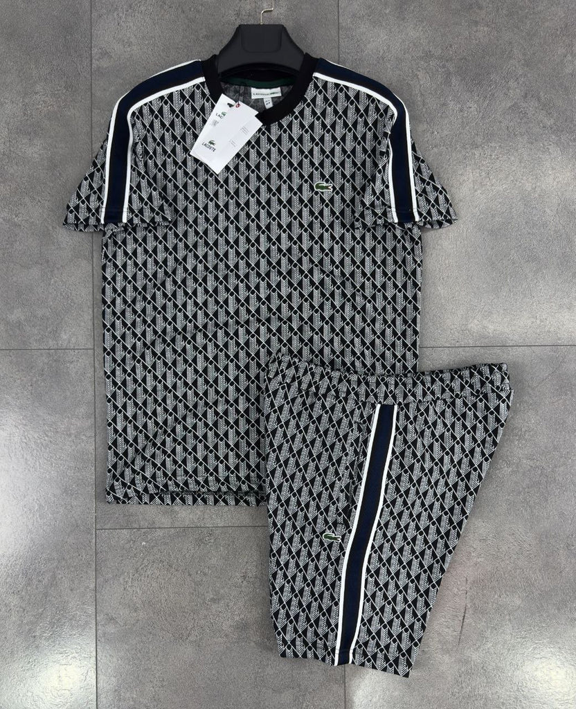 Férfi Lacoste szett, pólóval és rövidnadrággal, sötétszürke jacquard monogrammal.