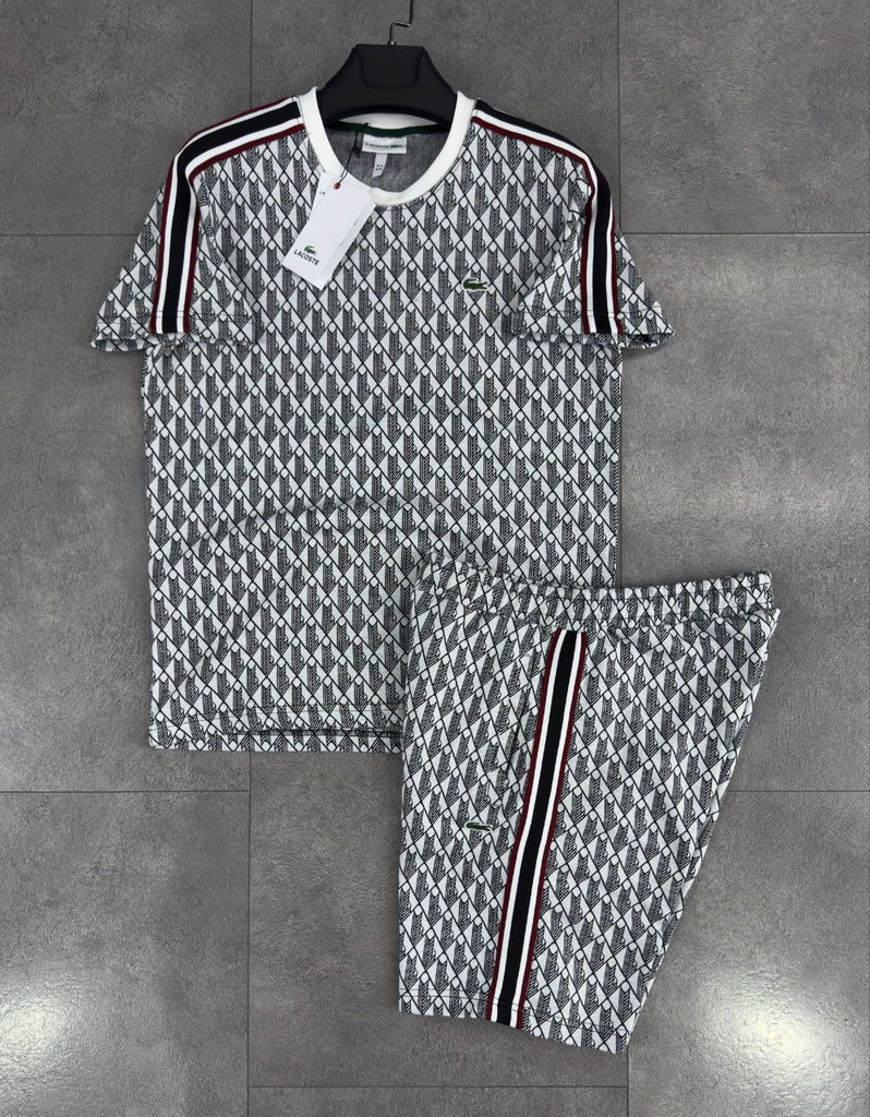 Férfi Lacoste szett, pólóval és rövidnadrággal, világosszürke jacquard monogrammal.