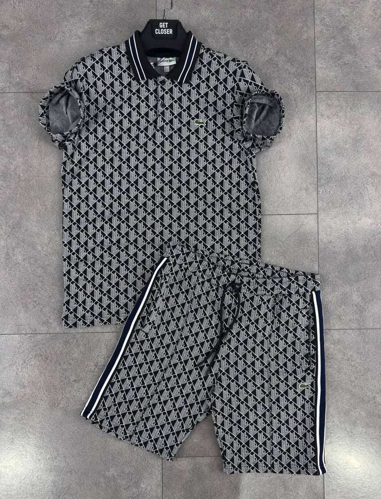 Lacoste férfi szett, galléros póló és rövidnadrág, sötétszürke színben, fekete vonalakkal és jacquard monogrammal.