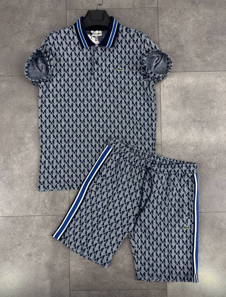 Lacoste férfi szett, galléros póló és rövidnadrág, sötétkék színben, kék vonalakkal és jacquard monogrammal.