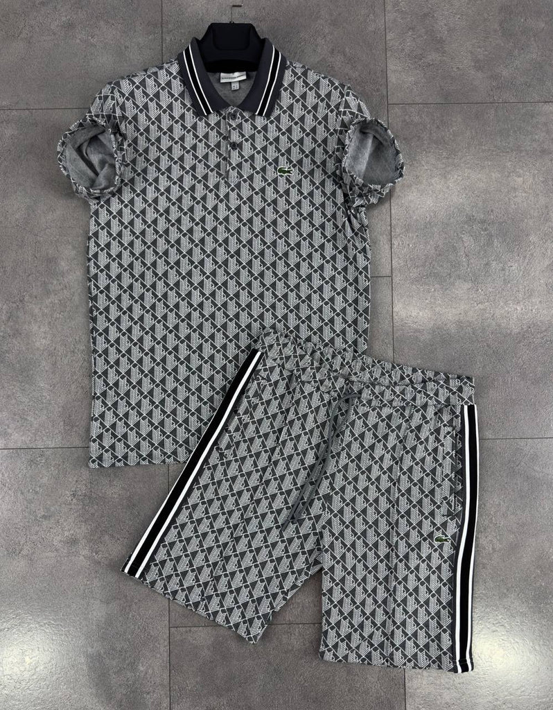Lacoste férfi szett, galléros póló és rövidnadrág, szürke színben, fekete vonalakkal és jacquard monogrammal.