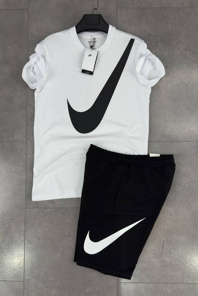 Férfi Nike szett, fehér pólóval és fekete rövidnadrággal. Prémium minőség.