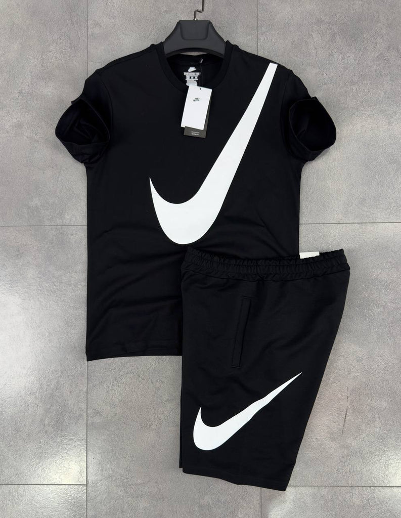 Férfi Nike szett, fekete pólóval és fekete rövidnadrággal. Prémium minőség.