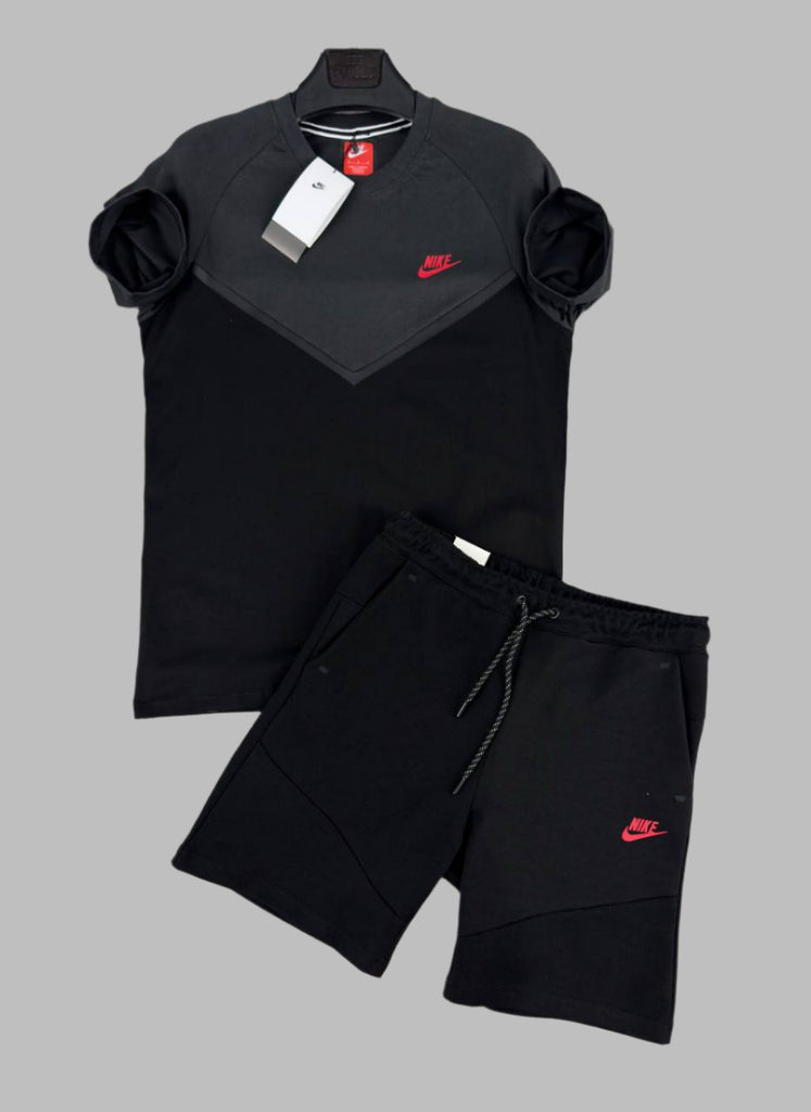 Férfi Nike Tech Fleece szett, amely egy kétszínű, grafitszürke és fekete pólóból, valamint egy fekete rövidnadrágból áll. Prémium minőség.