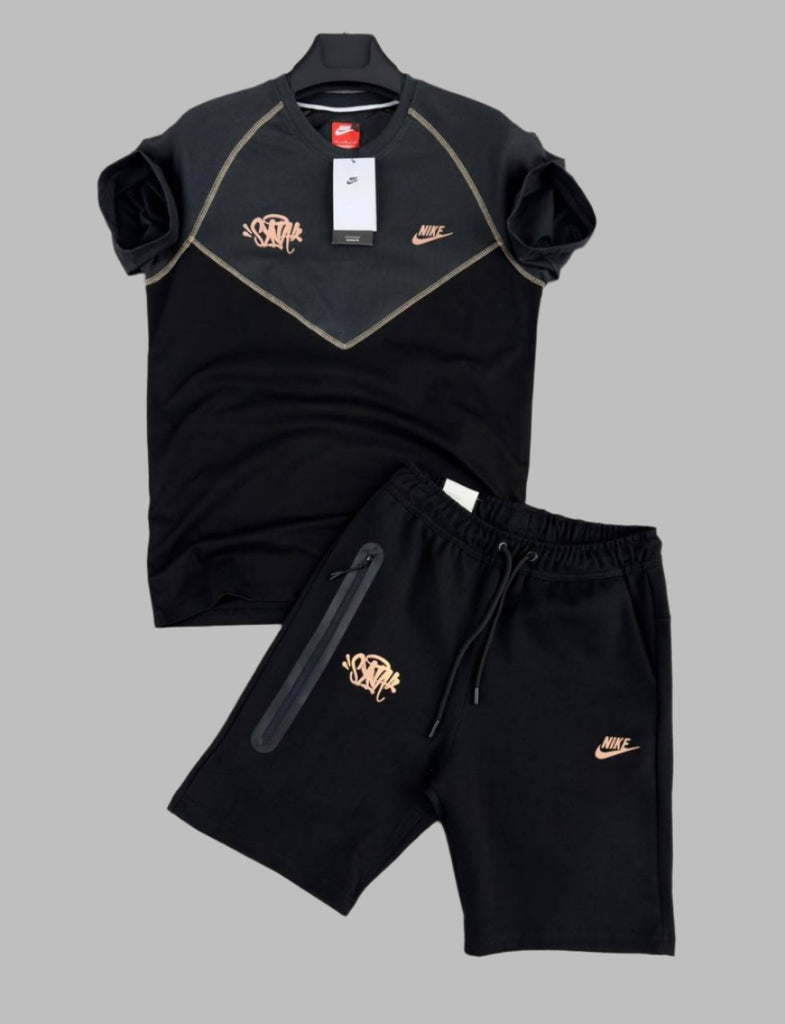Férfi Nike Tech Fleece "SYNA" szett, amely egy kétszínű, grafit és fekete pólóból és egy fekete rövidnadrágból áll. Prémium minőség.