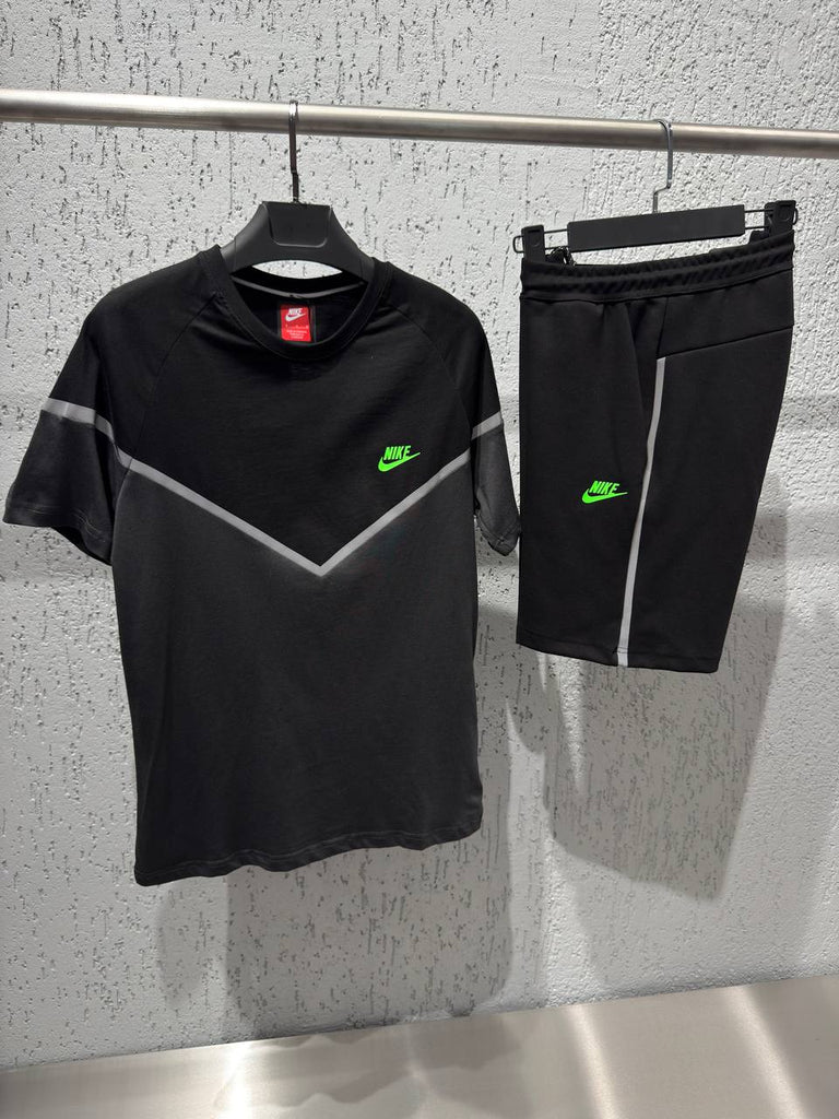 Férfi Nike Tech Fleece szett, amely fekete rövidnadrágból és fekete-grafit színű pólóból áll. Prémium minőség.