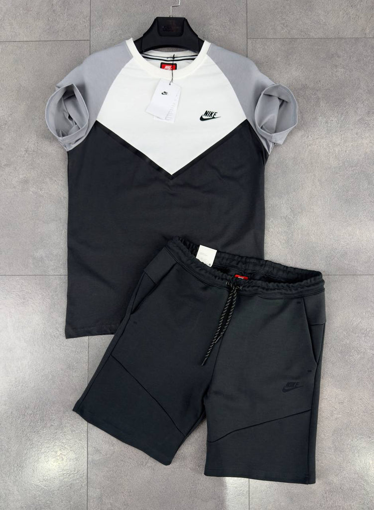 Férfi Nike Tech Fleece szett, amely fekete rövidnadrágból és fehér, szürke és fekete pólóból áll. Prémium minőség.