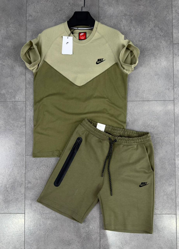 Férfi Nike Tech Fleece szett, amely rövidnadrágból és olívazöld pólóból áll. Prémium minőség.