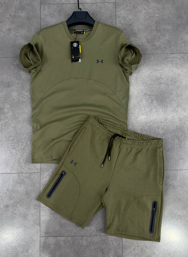 UNDER ARMOUR férfi szett, amely egy olívazöld pólóból és egy rövidnadrágból áll.