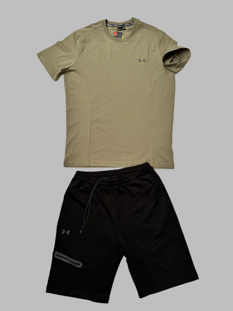 UNDER ARMOUR férfi szett, amely egy olívazöld pólóból és egy fekete rövidnadrágból áll.