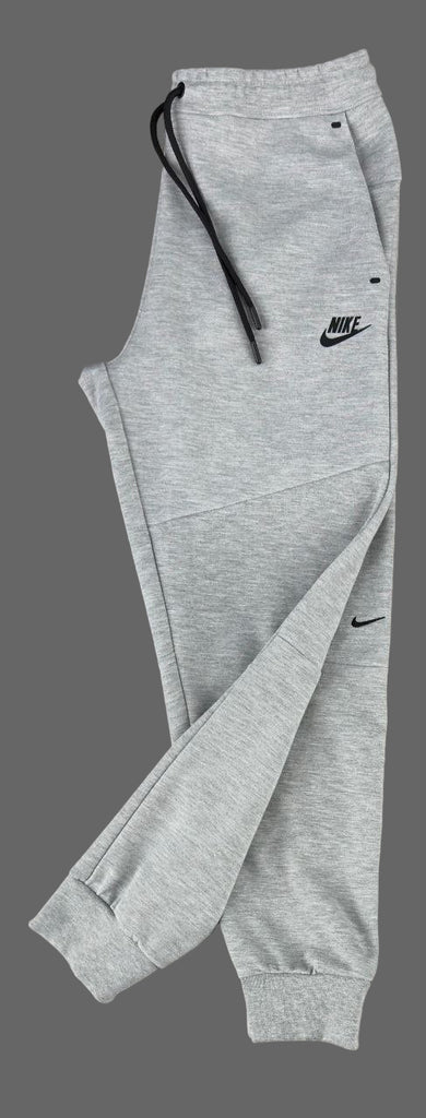 Nike férfi melegítőnadrág, klasszikus szürke színben.
