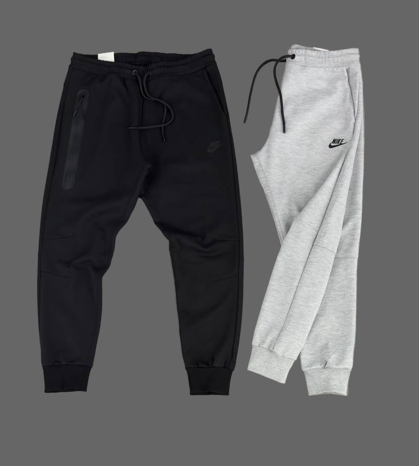 Férfi Nike Tech Fleece alsó, fekete színben, cipzáras zsebbel a jobb száron.