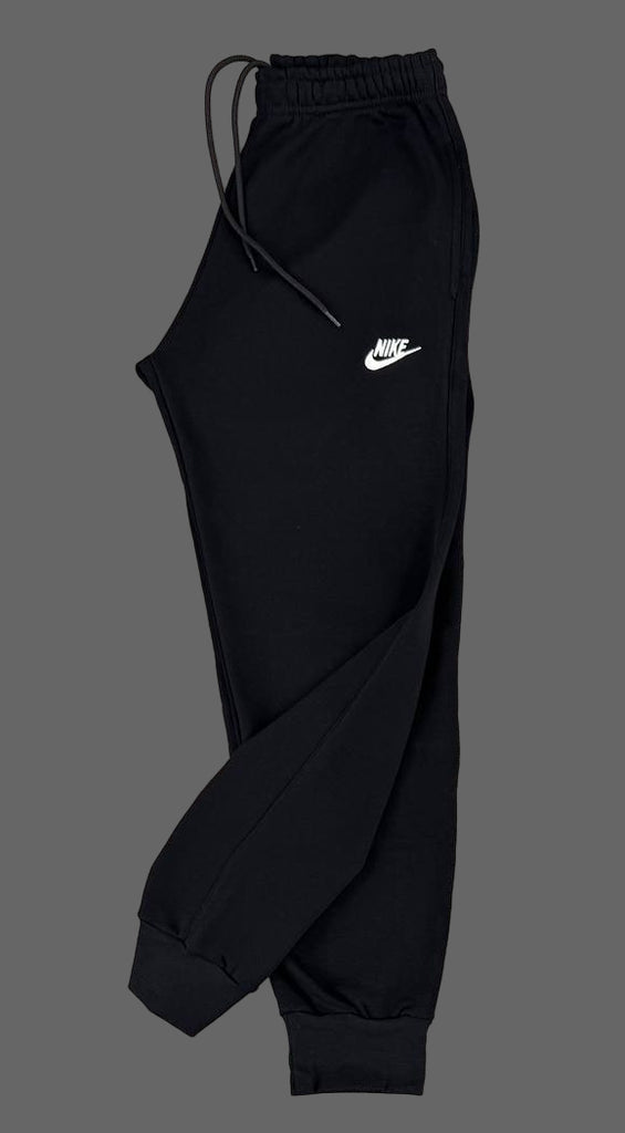 Nike férfi melegítőnadrág, fekete, fehér emblémával