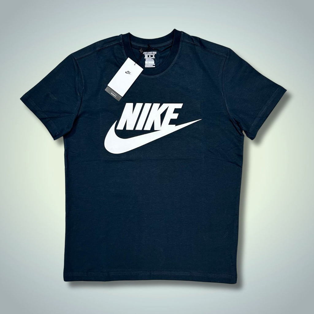 Nike férfi póló, sötétkék, nagy fehér logóval. Prémium minőség